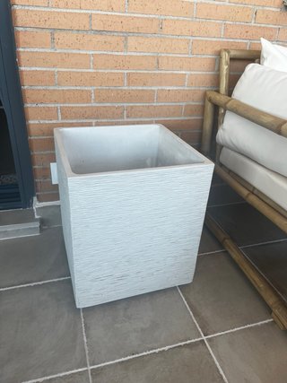 Jardinera de piedra blanca