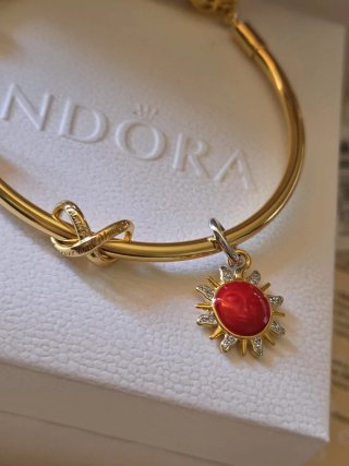 Pulsera Pandora con charms cocodrilo y sol y infin
