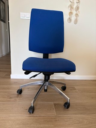 Silla de oficina ergonómica azul
