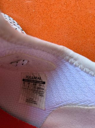 Zapatillas Blancas con Cordones Rojos