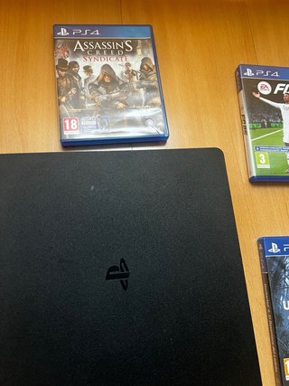 PS4 Slim Negra + 6 juegos