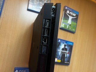 PS4 Slim Negra + 6 juegos