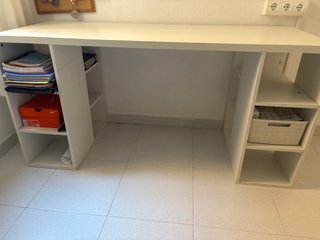Escritorio blanco con estanterías