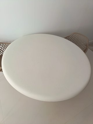Tavolo rotondo in cemento bianco