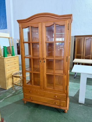 Vitrina de madera con puertas de cristal