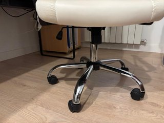 Silla de escritorio blanca y negra