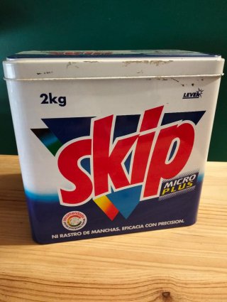 Lata antigua Skip