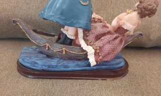Figura de resina pareja en góndola