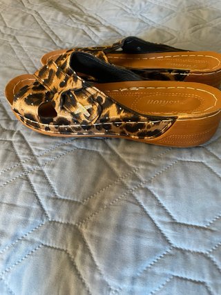 Sandalias de cuña con estampado de leopardo