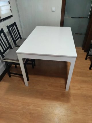Mesa de comedor blanca