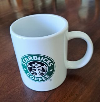 Taza Starbucks.