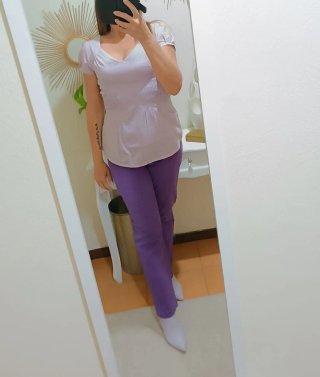 Pantalone donna viola con dettagli oro