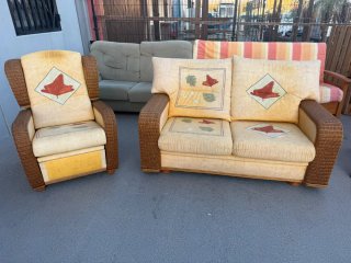 Sofá y sillón de tela con mimbre