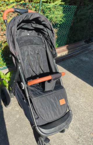 Passeggino nero con manici marroni