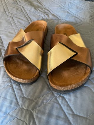 Sandalias doradas y marrones