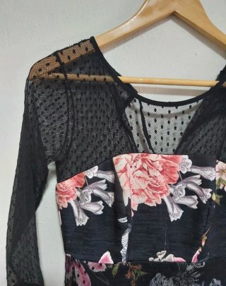 Vestido floral negro con transparencias