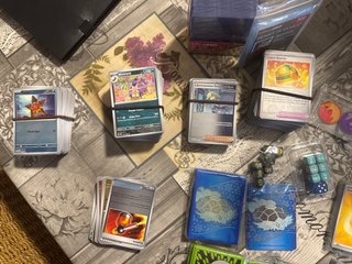 Lote cartas Pokémon y accesorios