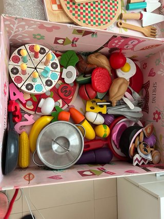 Cocinita de madera con accesorios
