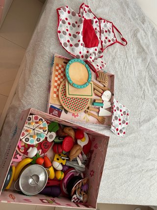 Cocinita de madera con accesorios