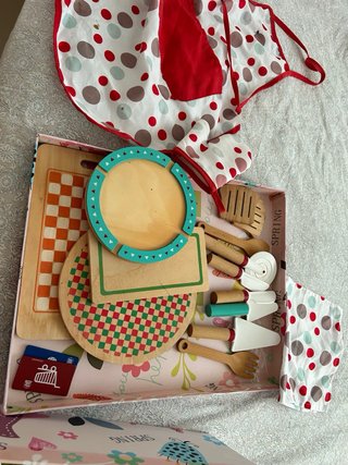 Cocinita de madera con accesorios