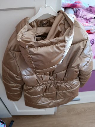 Abrigo acolchado niña dorado talla 10. Mango