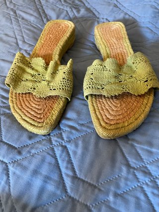 Sandalias verdes y naranjas tejidas