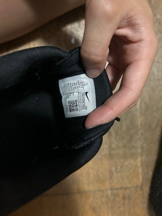 Confezione di scarpe sportive da uomo nere e rosse