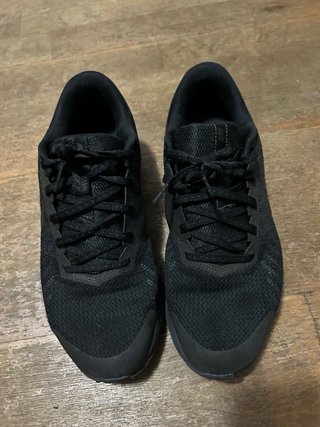 Confezione di scarpe sportive da uomo nere e rosse