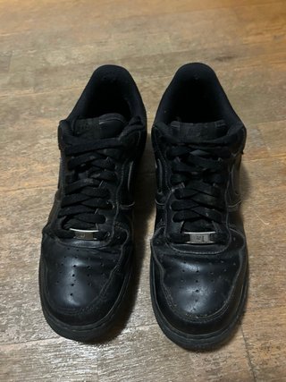 Confezione di scarpe sportive da uomo nere e rosse