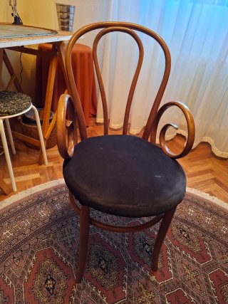 Silla tipo Thonet.