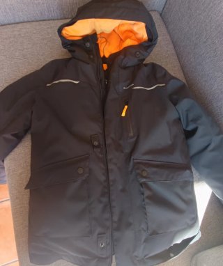 Chaqueta impermeable Quechua Negro y Naranja.