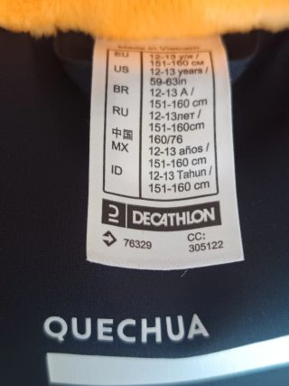 Chaqueta impermeable Quechua Negro y Naranja.