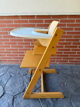 Trona Stokke madera y beige, con accesorios.