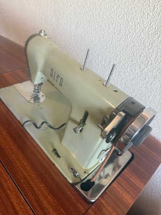Máquina de coser Alfa con mueble y motor