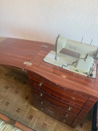 Máquina de coser Alfa con mueble y motor