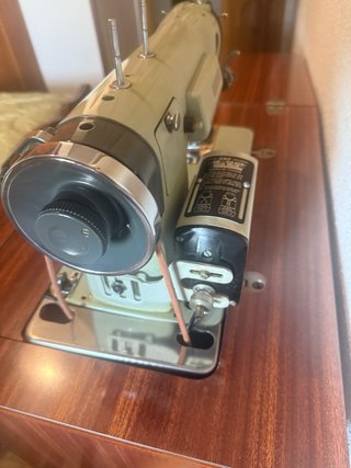 Máquina de coser Alfa con mueble y motor