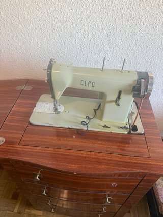 Máquina de coser Alfa con mueble y motor