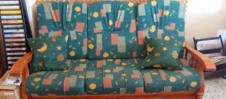 Sofá y sillones de tela y madera