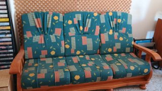 Sofá y sillones de tela y madera