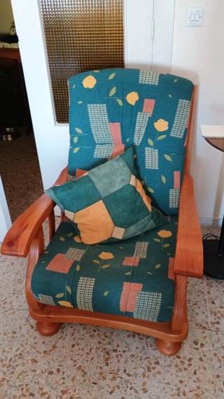 Sofá y sillones de tela y madera