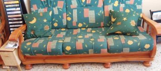 Sofá y sillones de tela y madera