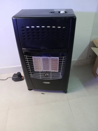 Estufa de gas negra con manguera naranja