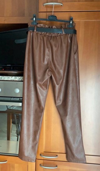 Pantaloni ecopelle marrone con cintura