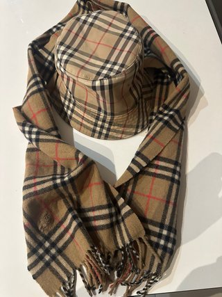 Gorra y bufanda Burberry y bolso