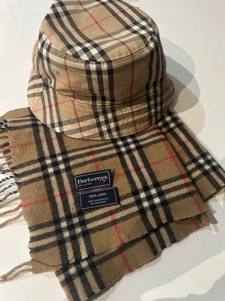 Gorra y bufanda Burberry y bolso