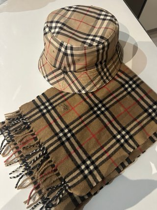 Gorra y bufanda Burberry y bolso
