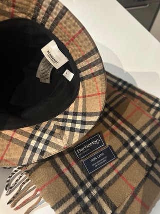 Gorra y bufanda Burberry y bolso