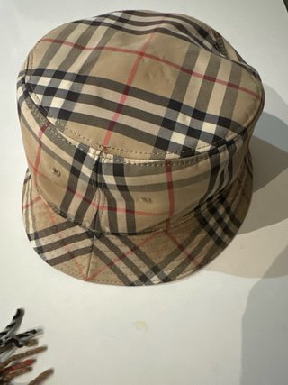 Gorra y bufanda Burberry y bolso