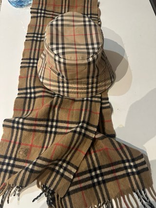 Gorra y bufanda Burberry y bolso