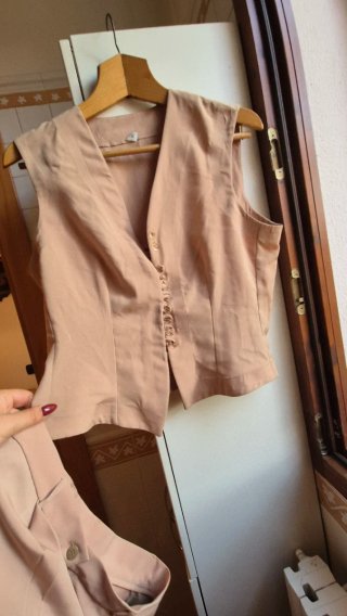 Tailleur beige/rosa gilet e pantalole